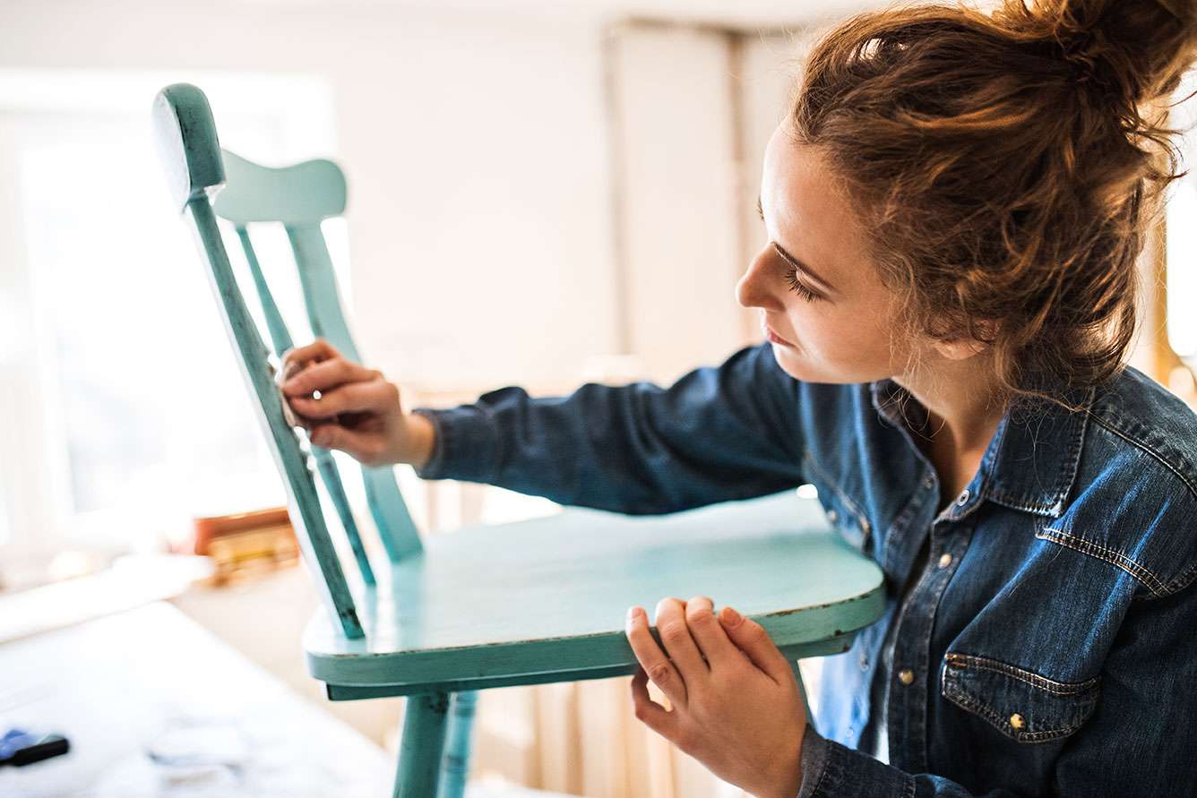 Rénovation d'une chaise en bois avant mise en peinture.